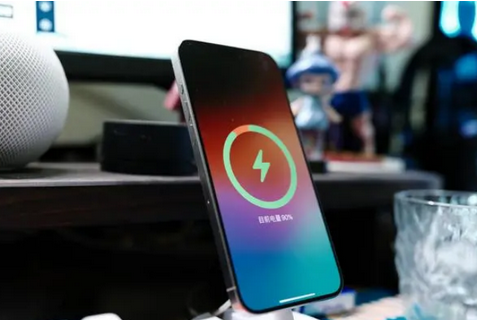 石狮苹果15换屏服务分享用什么充电器给iPhone15充电更好 